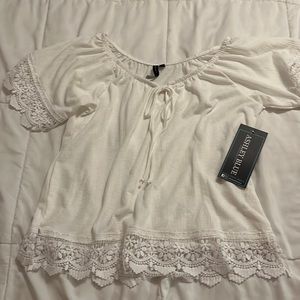 Nice white blouse for a brunch or an afternoon walk.